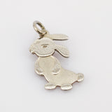 Silberfarbener Anhänger in Kaninchenform mit detaillierten Gesichtszügen und einem Ring zum Befestigen an Schmuck.