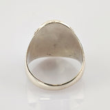 Silberfarbener Metallschmuckring mit sichtbaren Gebrauchsspuren und matter Oberfläche.