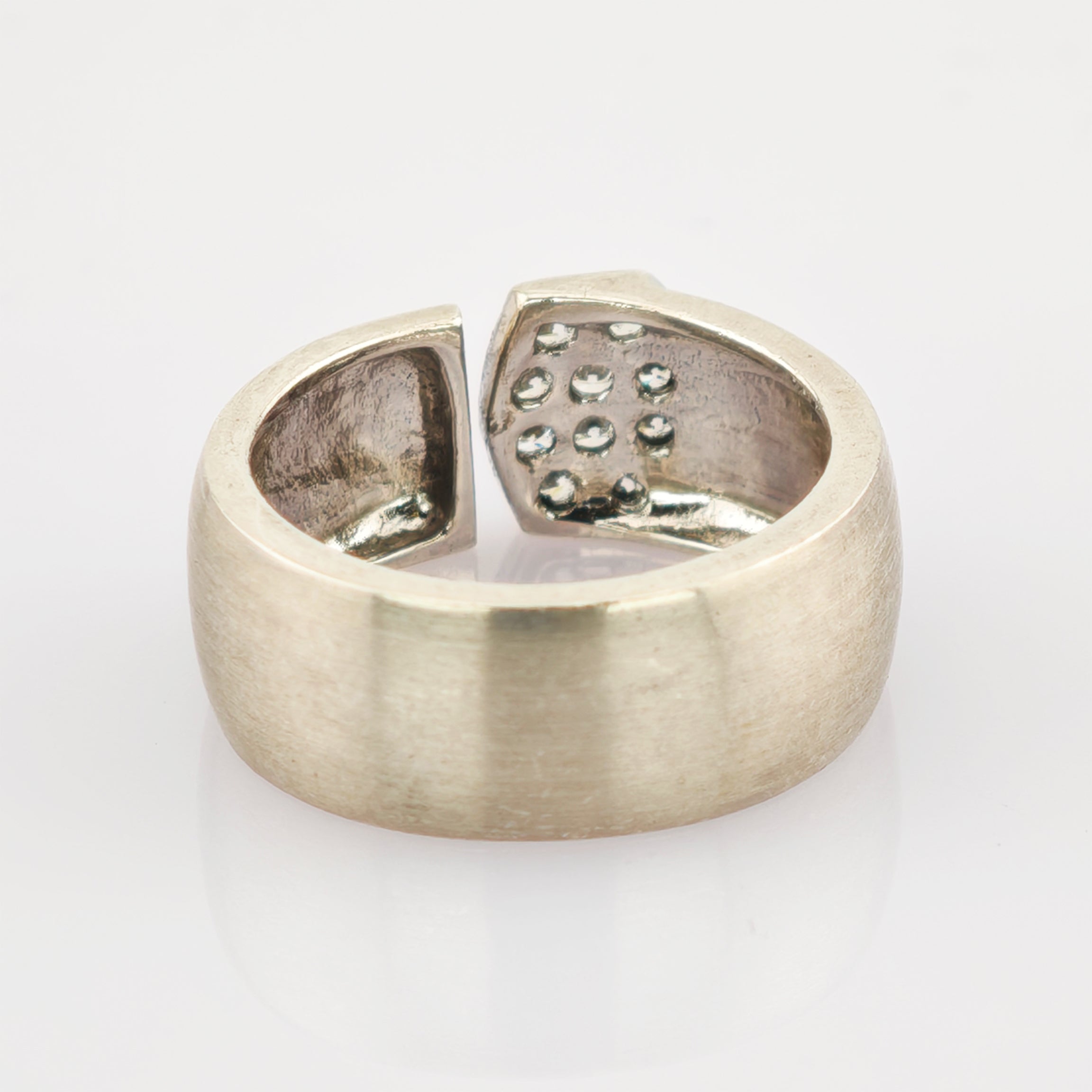 Silberfarbener Ring mit breitem Band und strukturiertem Inneren mit runden Vertiefungen
