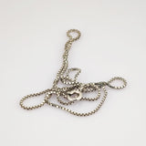 Silberne Halskette mit Kastengliederkette und rundem Verschluss mit Sterling-Gravur auf weißem Hintergrund.