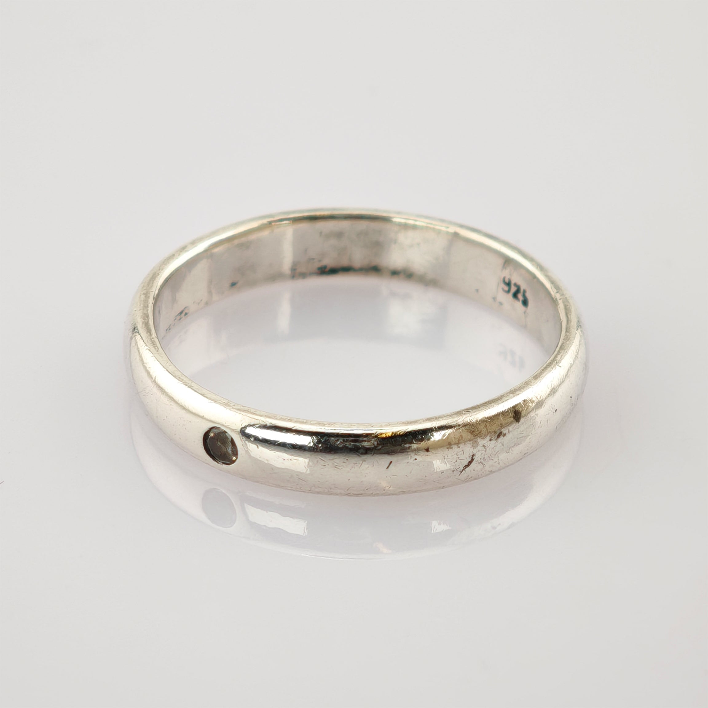 Silberner Ring aus 925 Sterling Silber mit glatter Oberfläche und kleiner Rundfassung