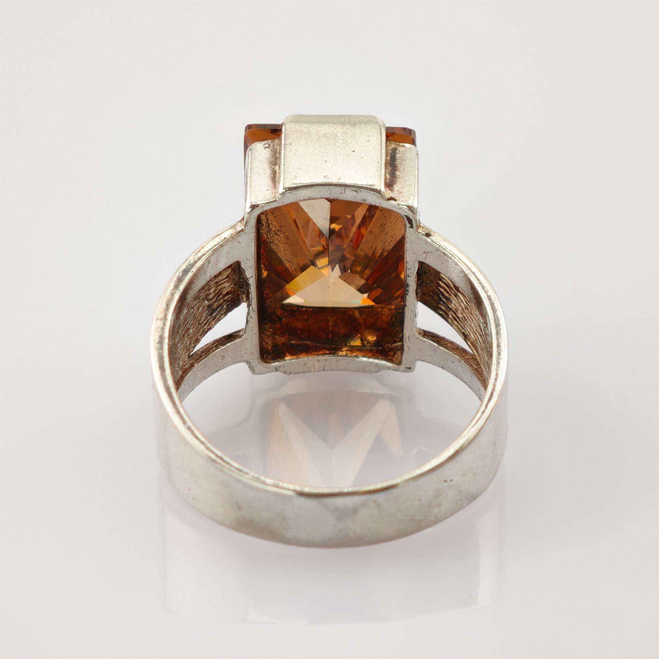 Silberner Ring mit rechteckigem, bernsteinfarbenem Stein und geteiltem Band mit strukturierter Innenseite