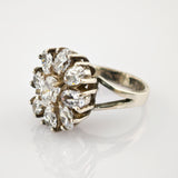 Silberner Ring mit blumenförmigem Arrangement aus klaren ovalen und birnenförmigen Edelsteinen