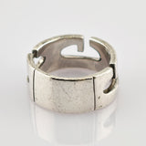 Silberner Ring mit breitem Band und geometrischem Ausschnitt, leicht abgenutzt mit Oberflächenkratzern