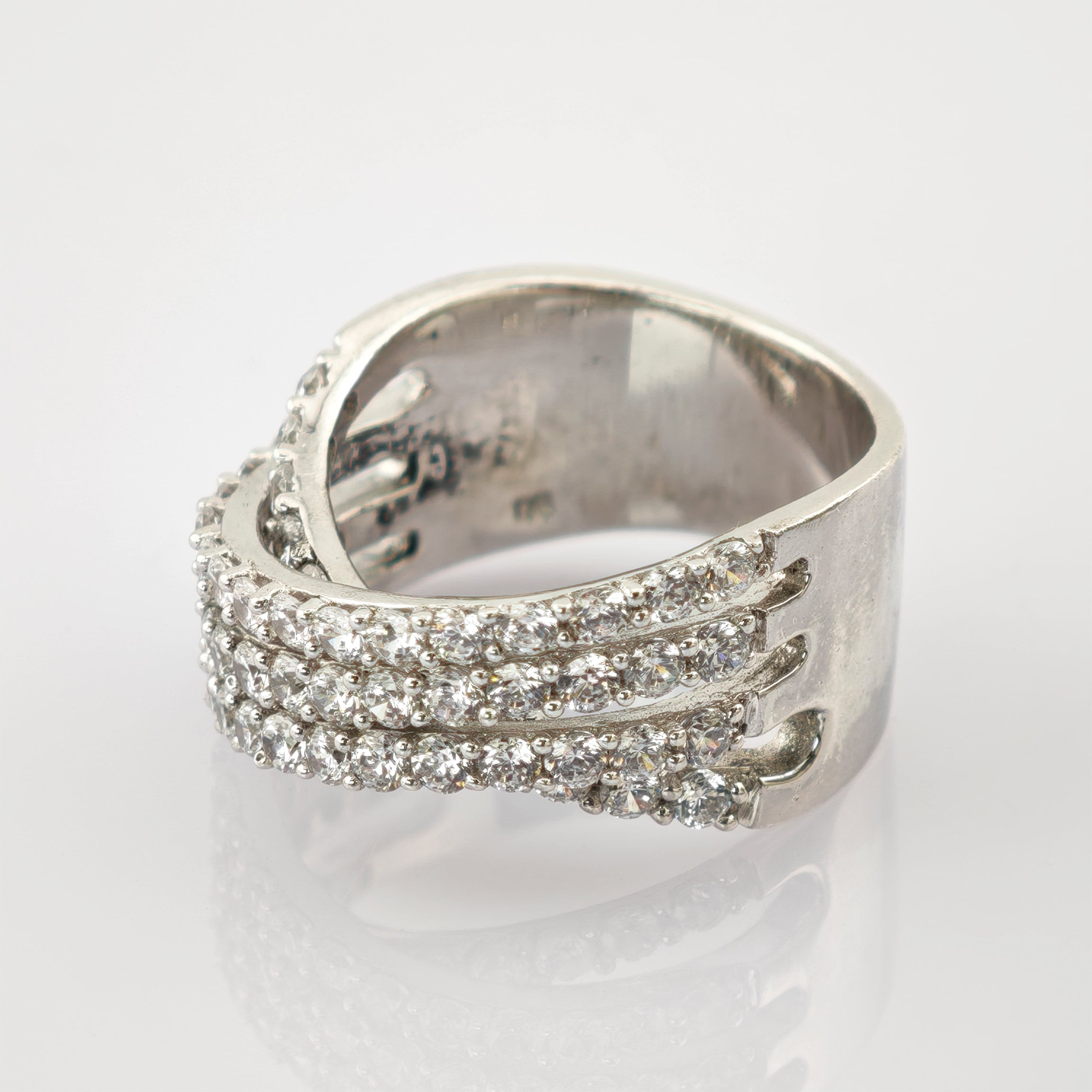 Silberner Ring mit drei parallelen Reihen kleiner klarer Steine, Vintage-Schmuck.