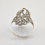 Silberner Ring mit filigranem Muster und Schnitzereien auf dem Ringkopf
