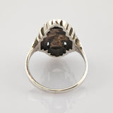 Silberner Ring mit geriffeltem Rand und Patina in der Fassungs-Innenansicht