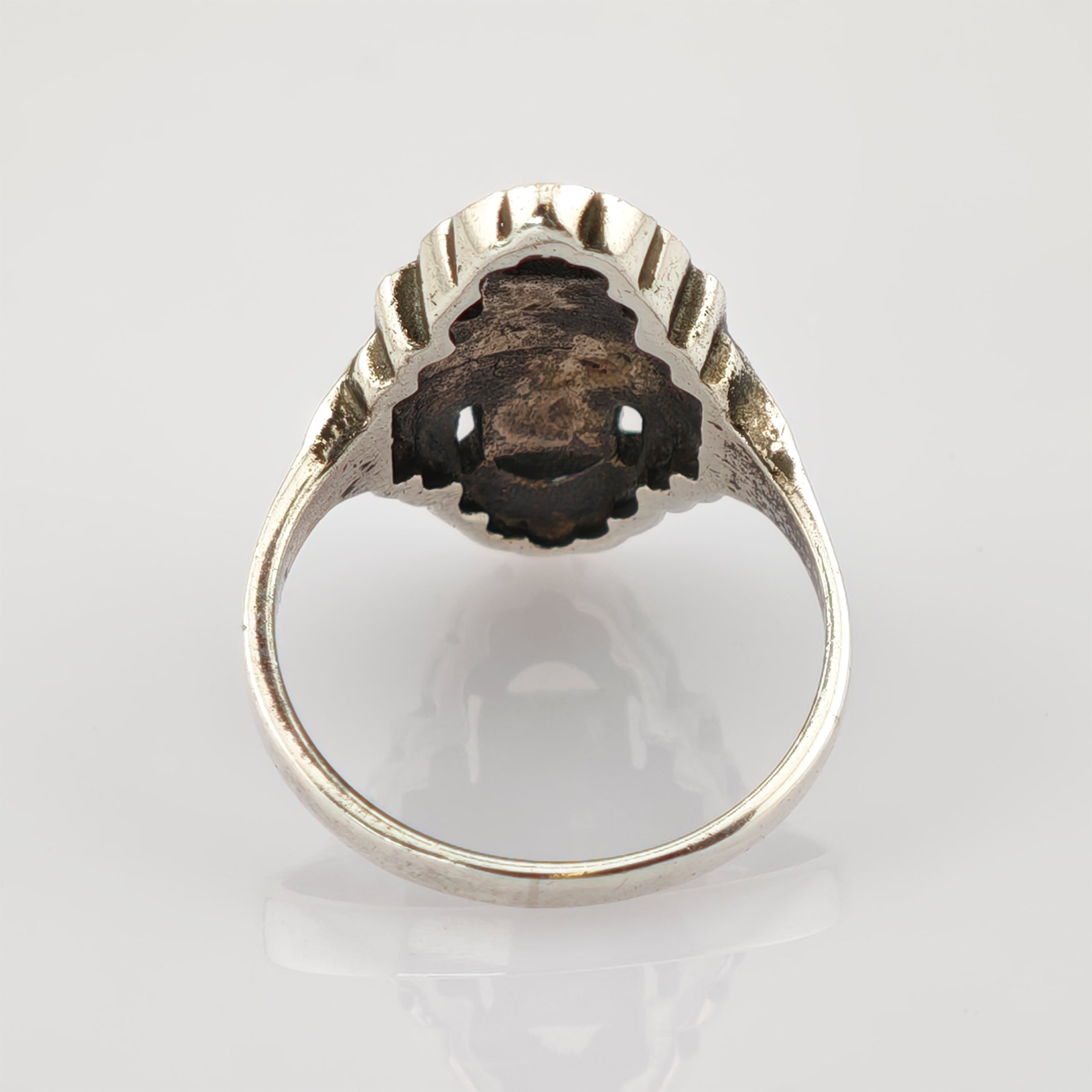 Silberner Ring mit geriffeltem Rand und Patina in der Fassungs-Innenansicht
