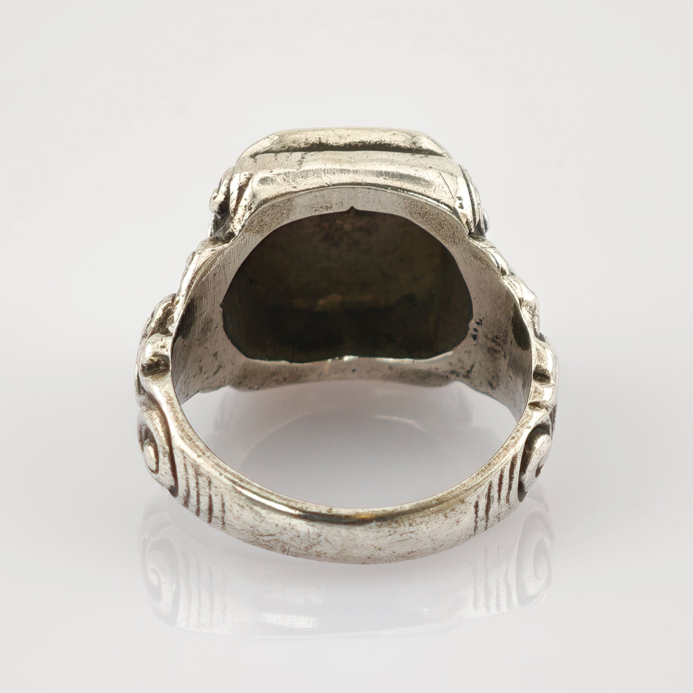 Silberner Ring mit geschnitzten Ornamenten und hohlem Inneren, detailreiche Vintage-Gravuren.