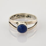 Silberner Ring mit geteiltem Band und rundem blauem poliertem Stein in der Mitte, Punze 835 innen.