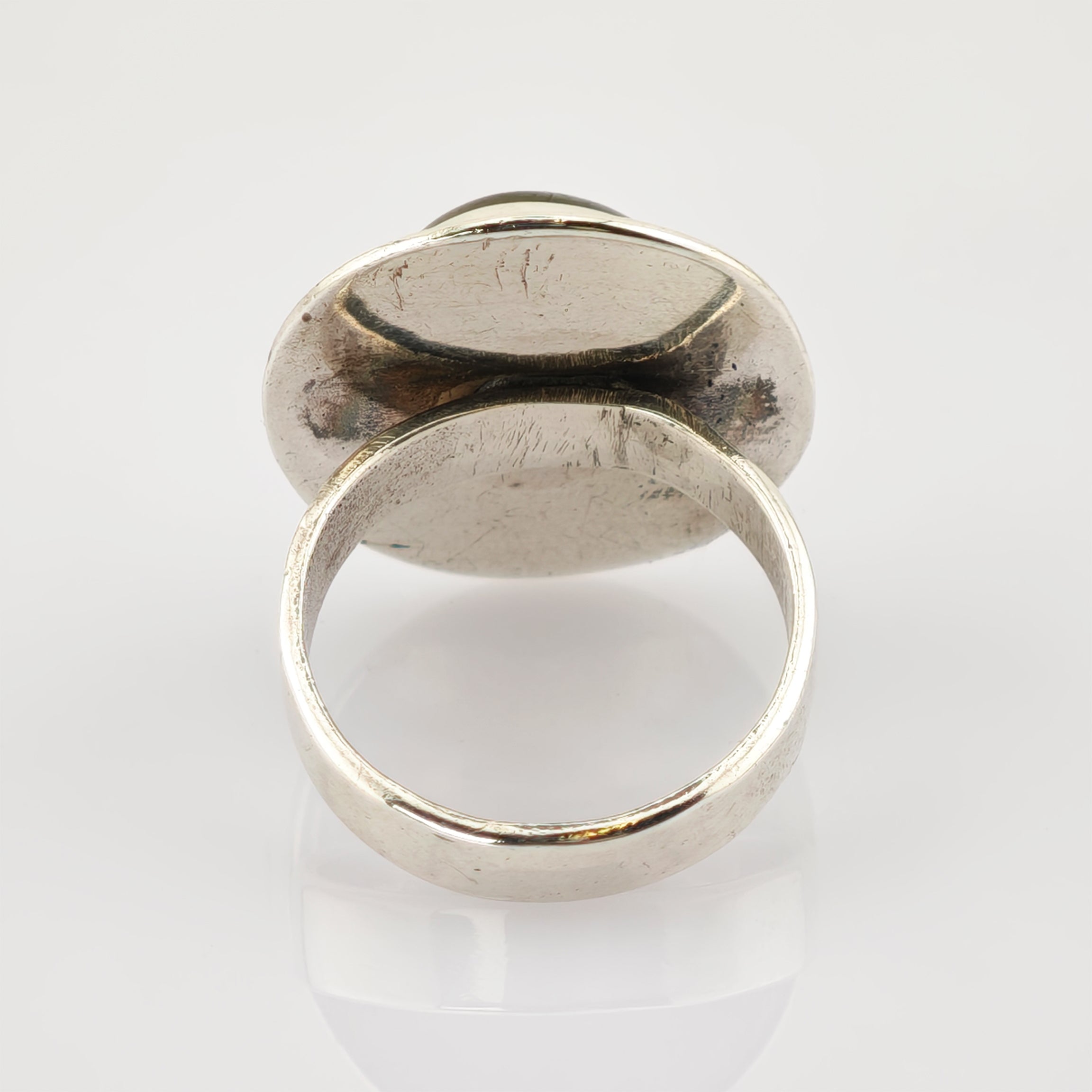 Silberner Ring mit glattem Band und ovaler flacher Fassung, Vintage-Schmuck.