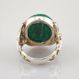 Silberner Ring mit großem grünem ovalem Stein und filigranem Cut-Out-Design am Band, Vintage-Schmuck.