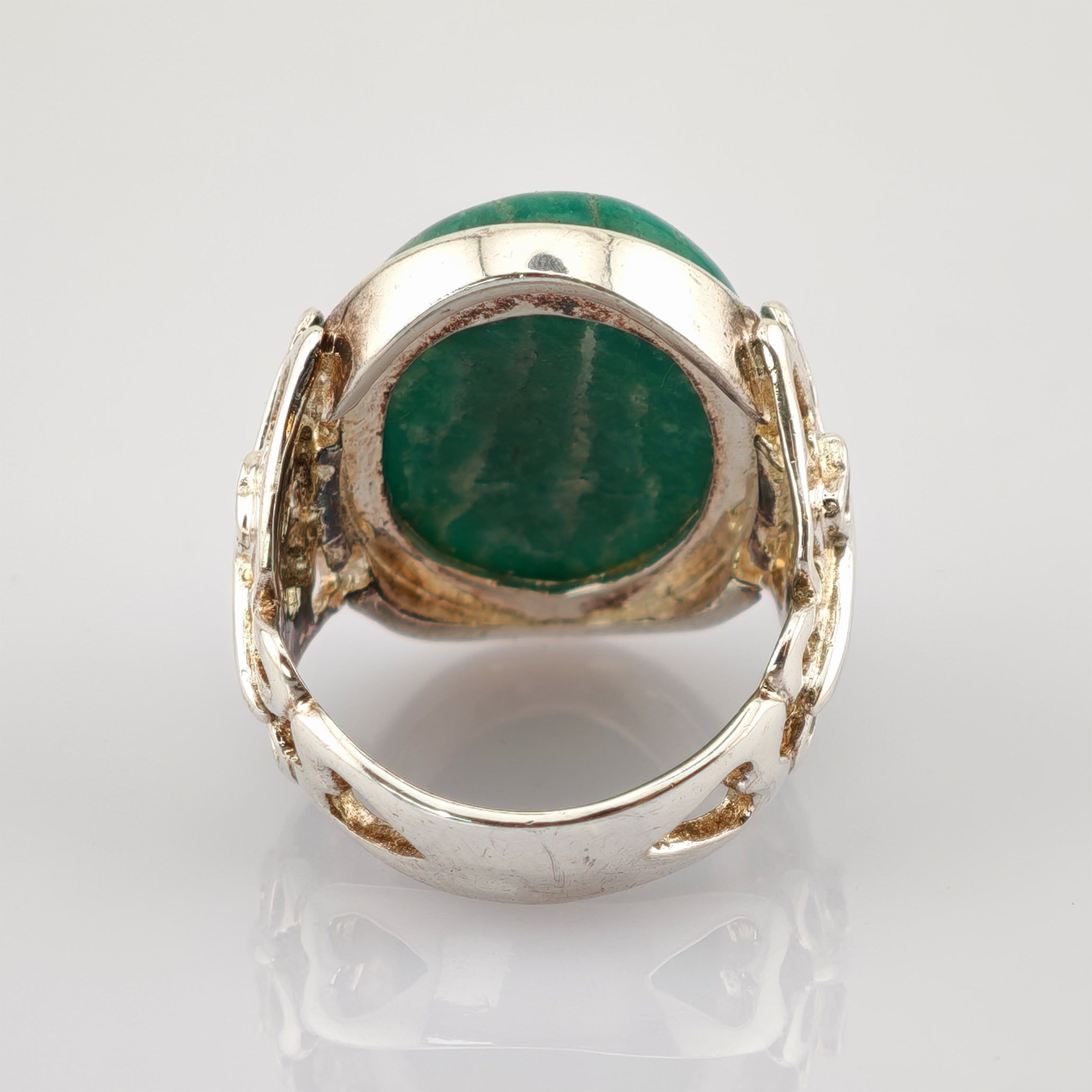 Silberner Ring mit großem grünem ovalem Stein und filigranem Cut-Out-Design am Band, Vintage-Schmuck.