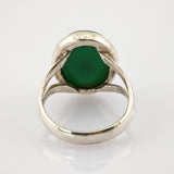 Nahaufnahme eines silbernen Rings mit grünem Stein und Patina, Vintage-Schmuck.