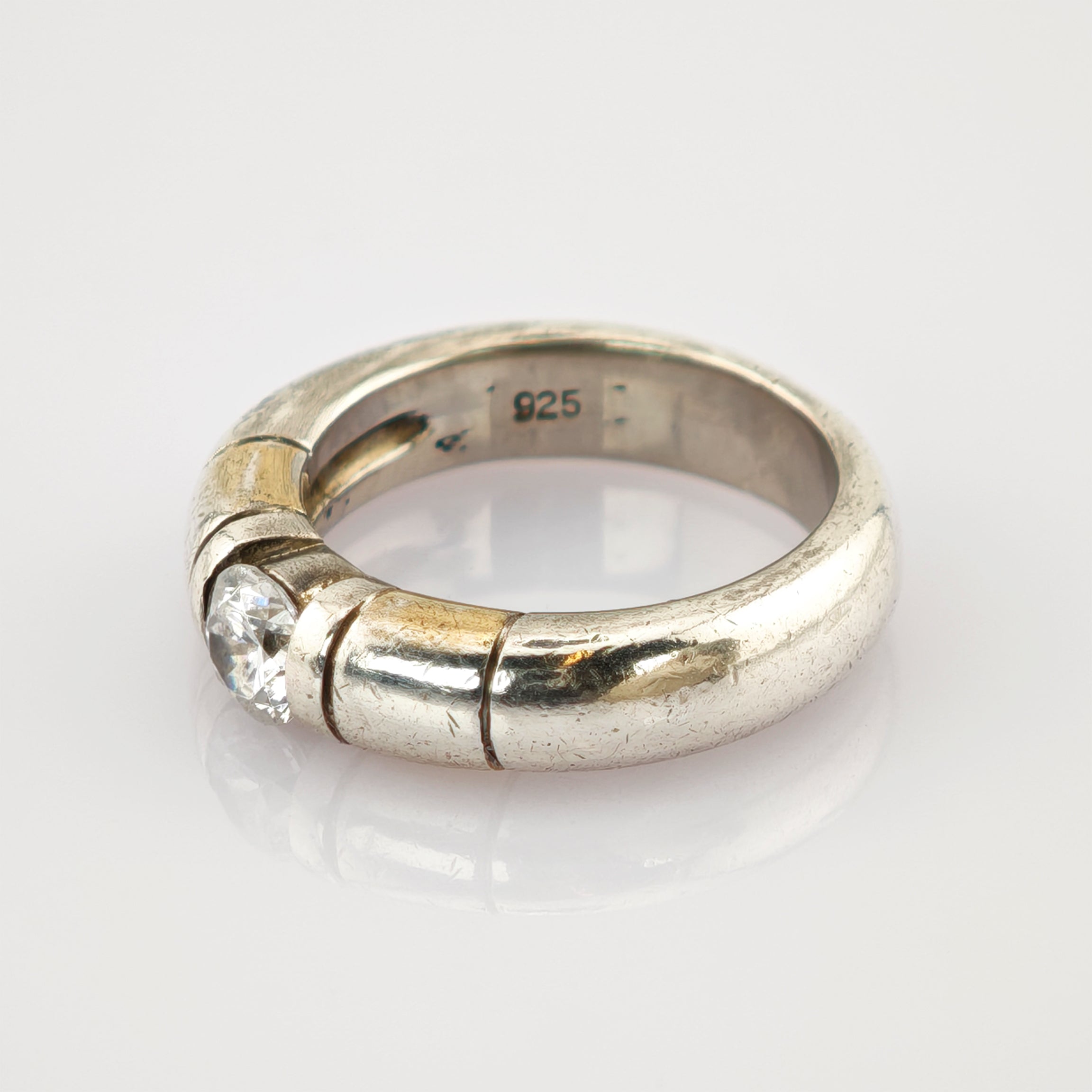 Silberner Ring mit rundem klarem Edelstein und gebrauchten Spuren, 925er Sterling-Silber Punze.