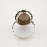 Silberner Ring mit glattem Band und sichtbaren Kratzern auf weißem Hintergrund