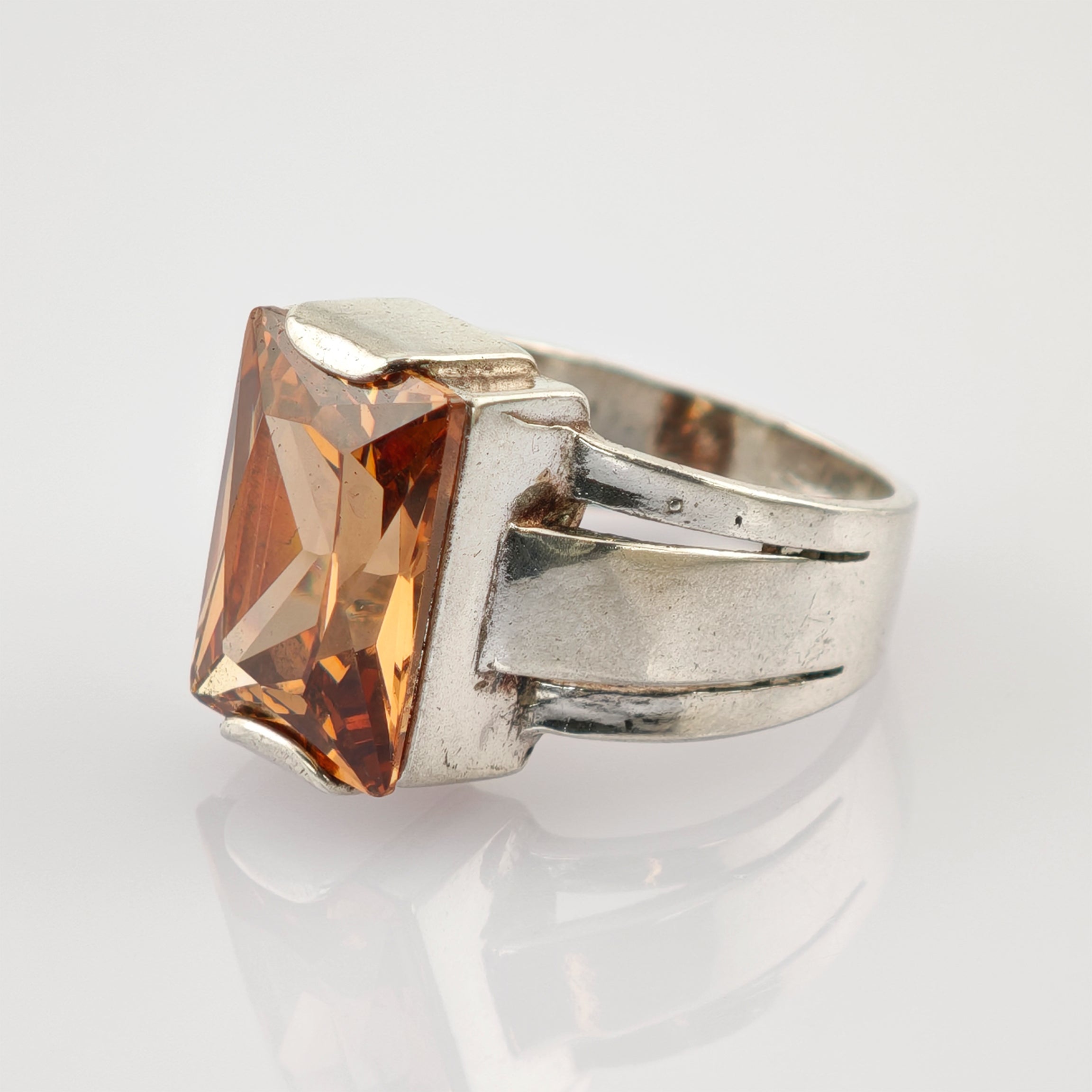 Silberner Ring mit großem rechteckigem orangefarbenem facettiertem Edelstein und Spaltbanddesign