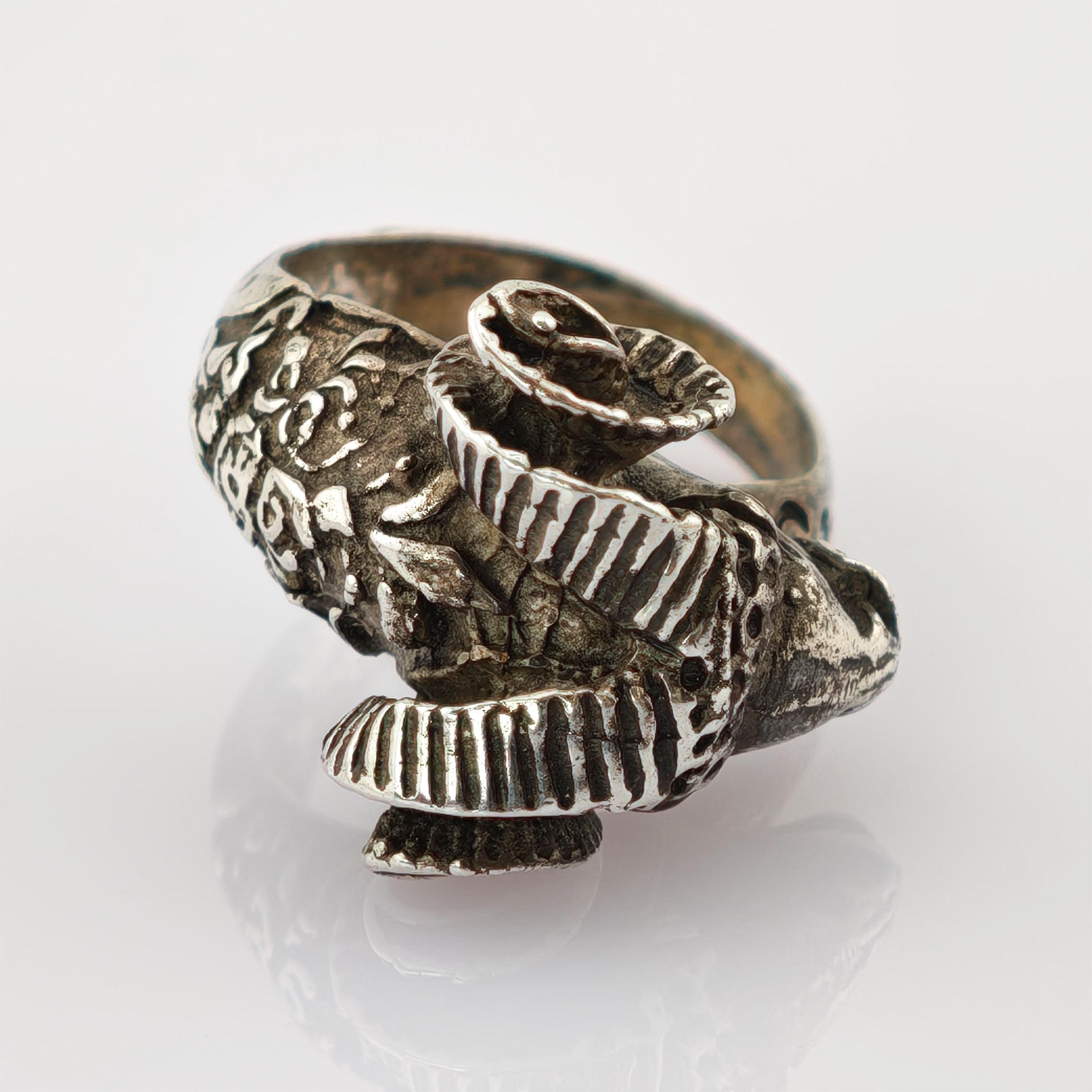 Silberner Ring mit detailliertem Schädelmotiv und dekorativen Streifen