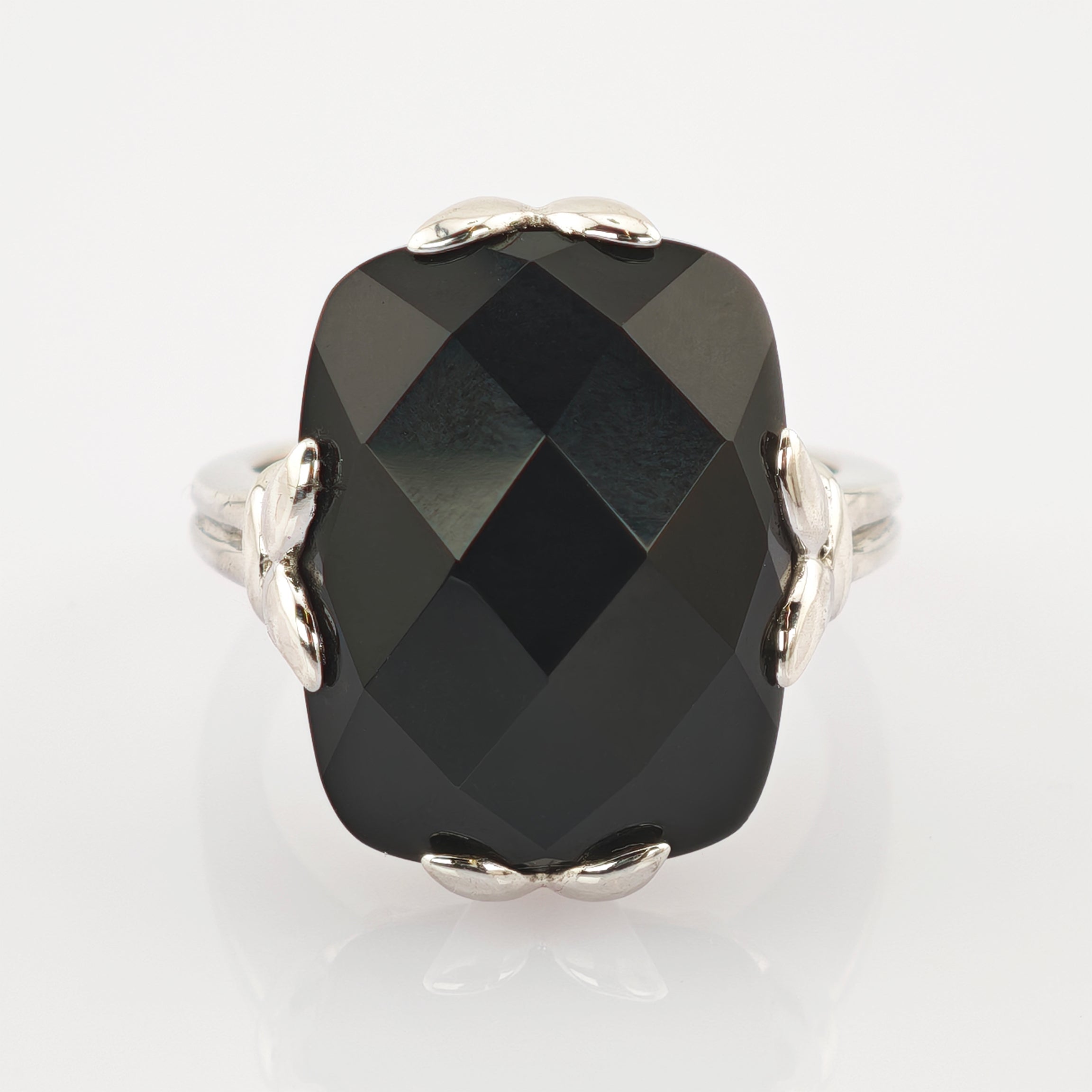 Silberner Ring mit großem facettiertem schwarzem rechteckigem Edelstein in Vierzackfassung