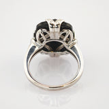 Silberner Ring mit großer schwarzer Steinfassung und filigranem Band im Vintage-Stil