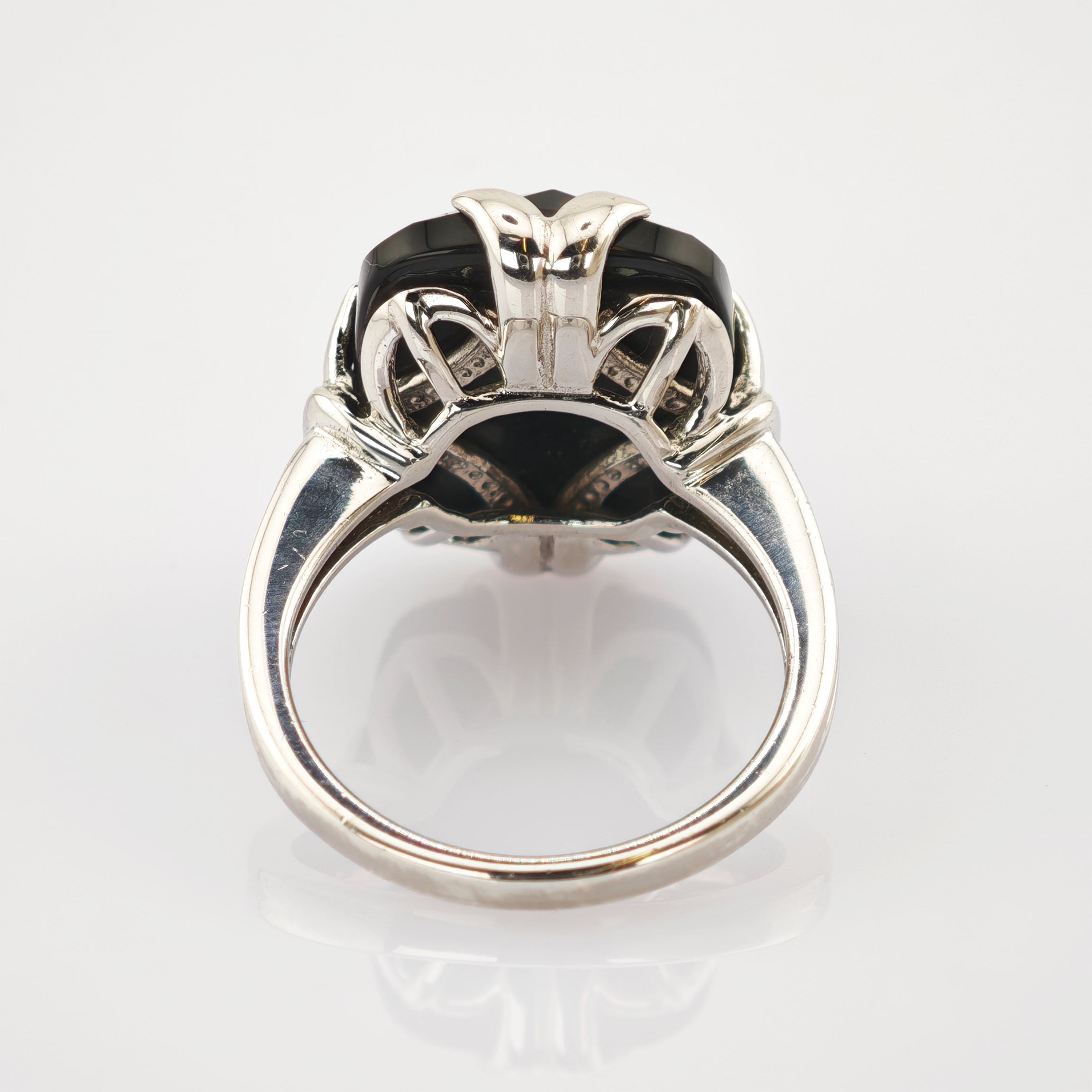 Silberner Ring mit großer schwarzer Steinfassung und filigranem Band im Vintage-Stil
