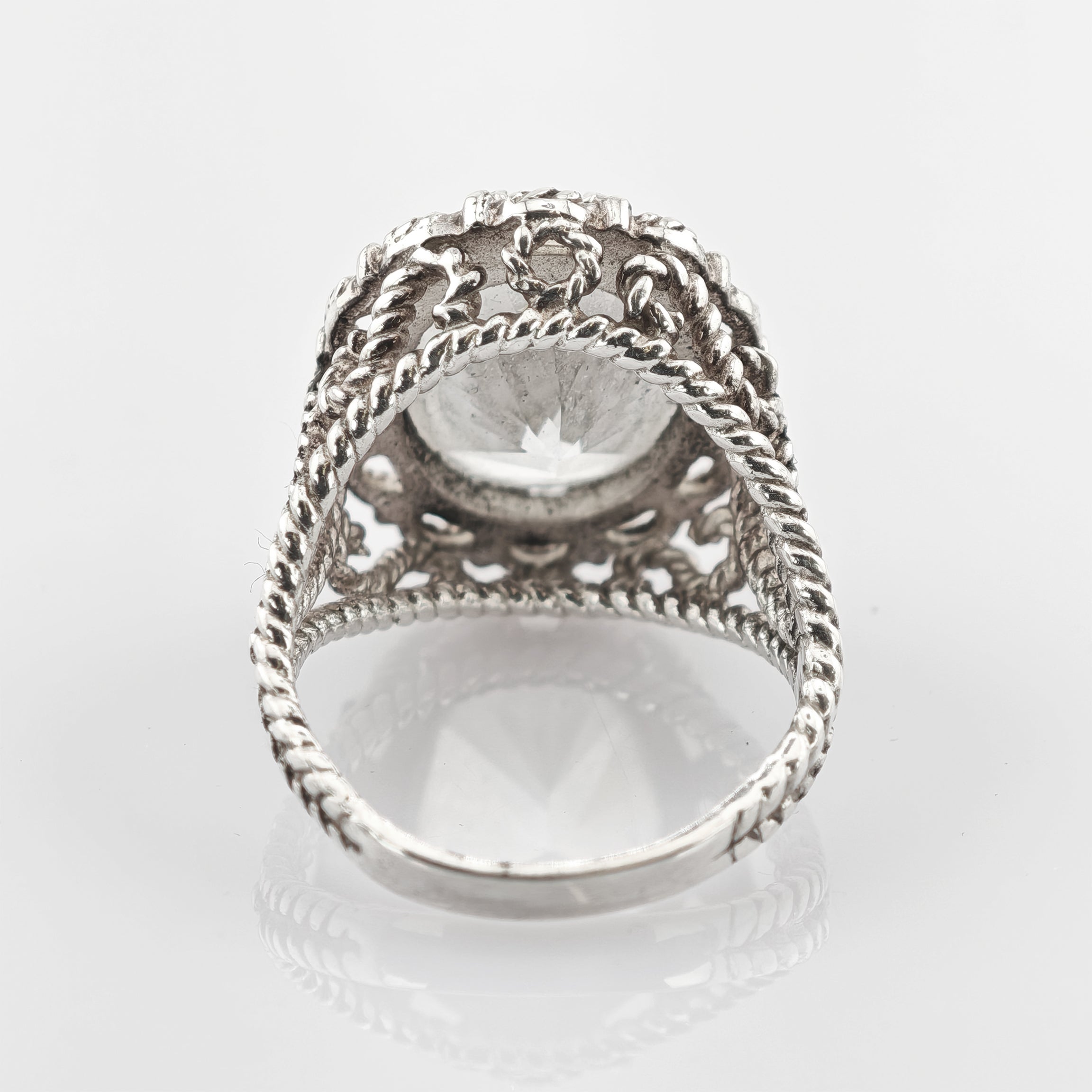 Silberner Ring mit verdrehten Seilmustern und großem klarem facettiertem Stein in Kronenfassung