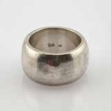 Silberner Ring mit glatter Oberfläche und Innenstempel '625' und '48', zeigt Gebrauchsspuren