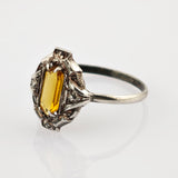 Silberner Ring mit Vintage-Fassung und rechteckigem gelbem Edelstein.