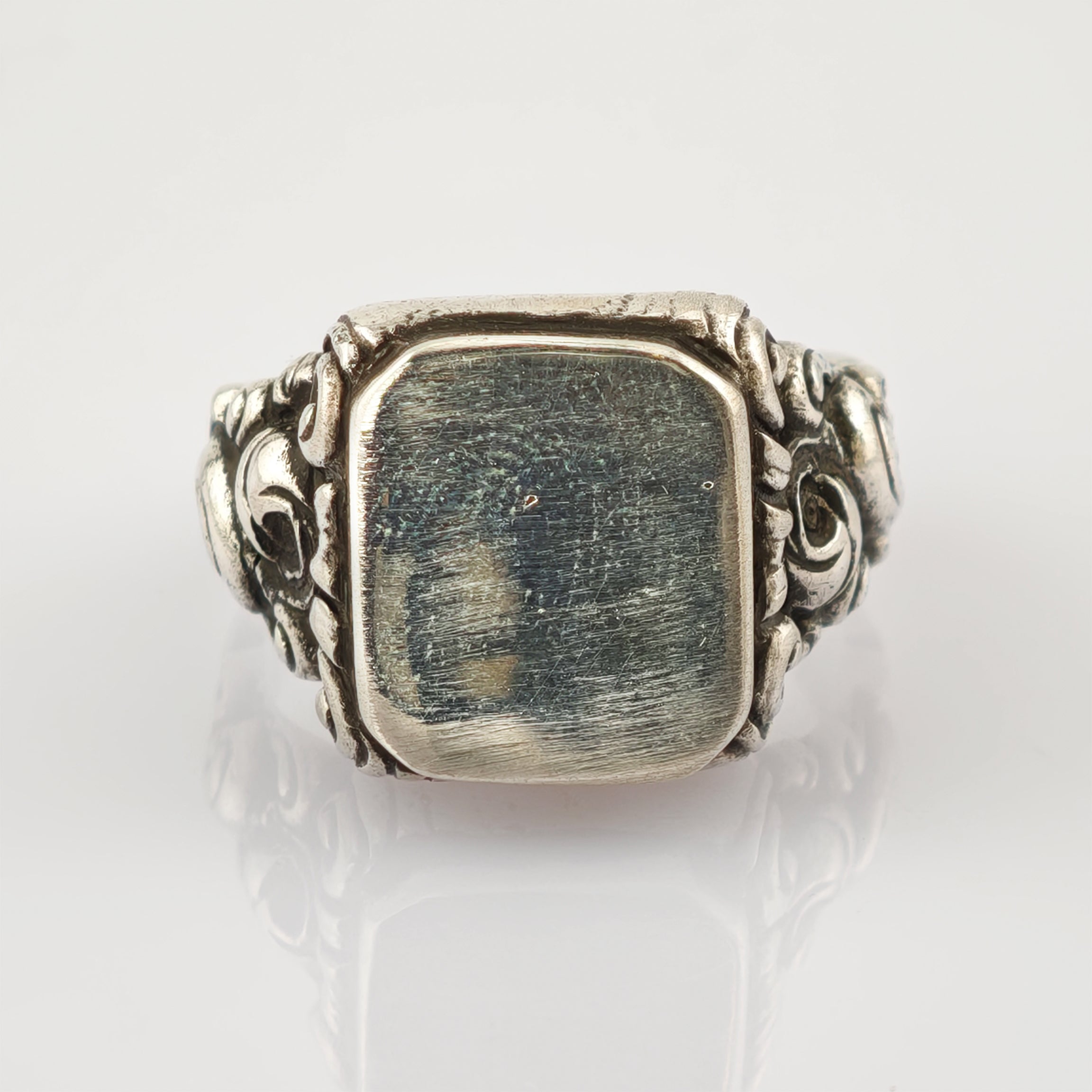 Silberner Siegelring mit floralen Schnitzereien und rechteckiger Fläche