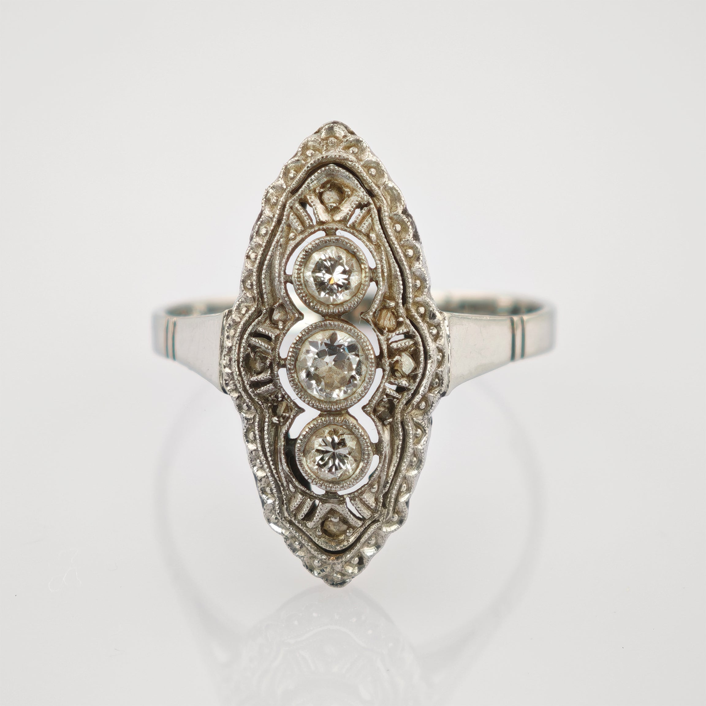 Silberner Vintage-Ring mit drei klaren, runden Steinen in ovaler Fassung und filigranem Design