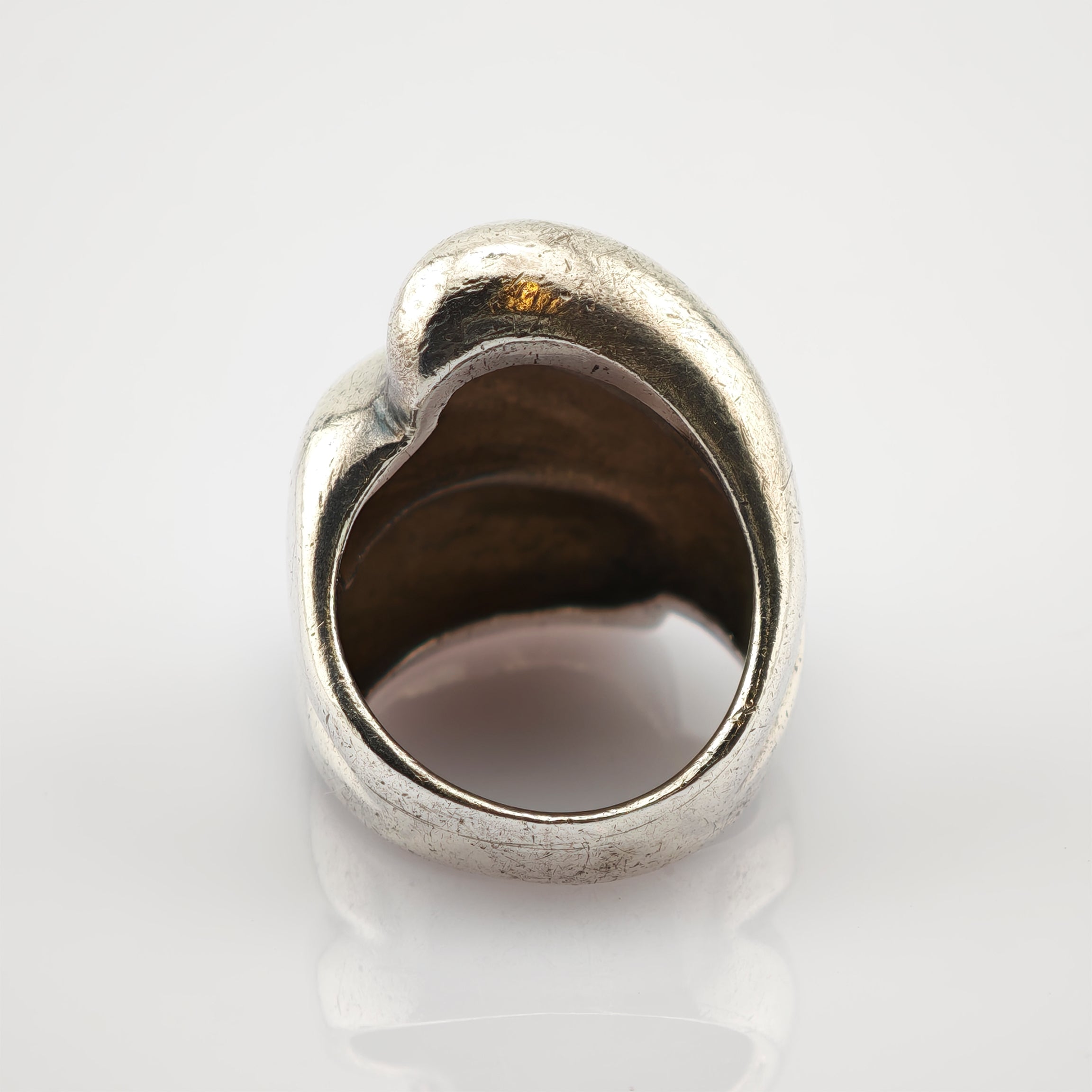 Silberner Vintage-Ring mit abgerundetem Design und offener Herzform auf weißem Hintergrund