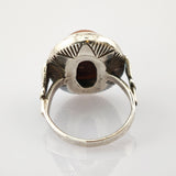 Silberner Vintage-Ring mit hohler Steinfassung und feinen geometrischen Gravuren