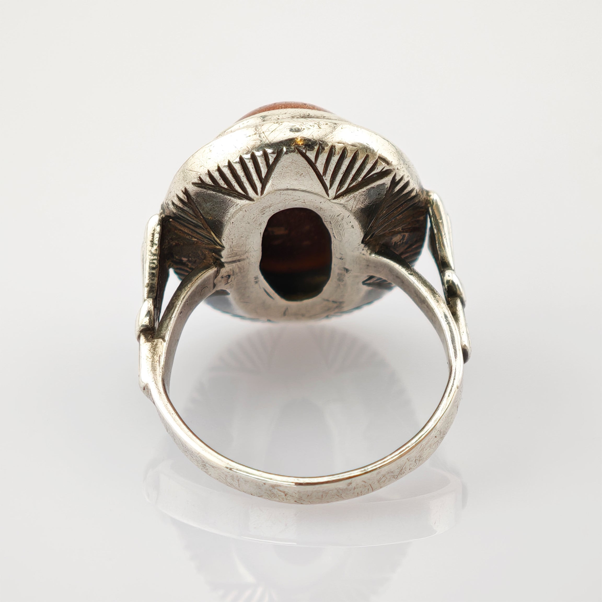Silberner Vintage-Ring mit hohler Steinfassung und feinen geometrischen Gravuren