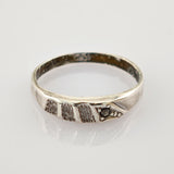 Silberring mit 925-Punze, gravierten Mustern und Insektenmotiv auf hellem Hintergrund.