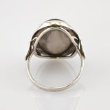 Nahaufnahme eines Silberrings mit eingravierten Punzen 925 und Thailand, sichtbare Gebrauchsspuren.