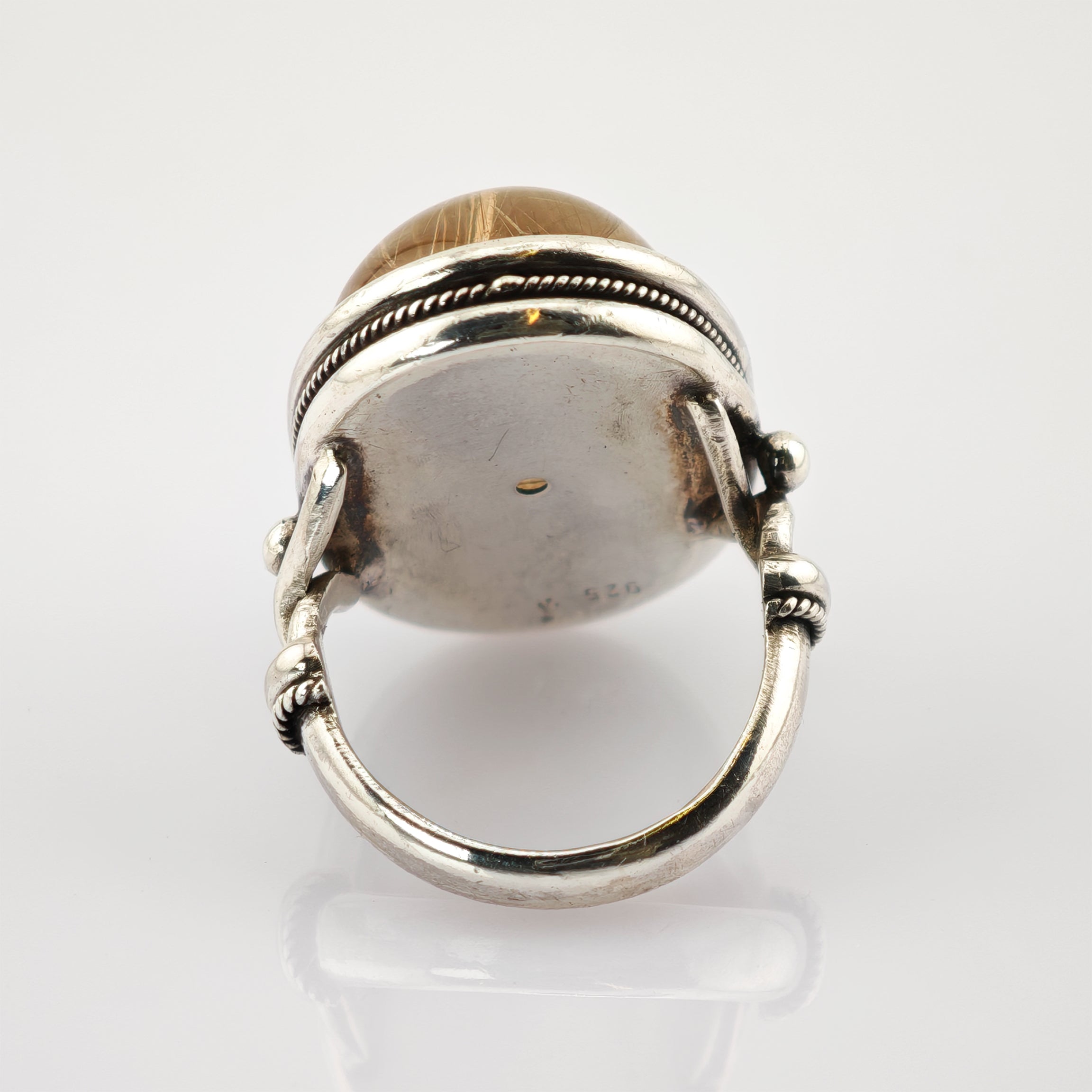 Silberring mit großem, transluzentem braun-gelbem Stein in gezwirbelter Zargenfassung, Punze 925