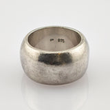 Silberring mit breitem abgerundetem Band und gealterter Oberfläche mit Gravur 925 40 innen