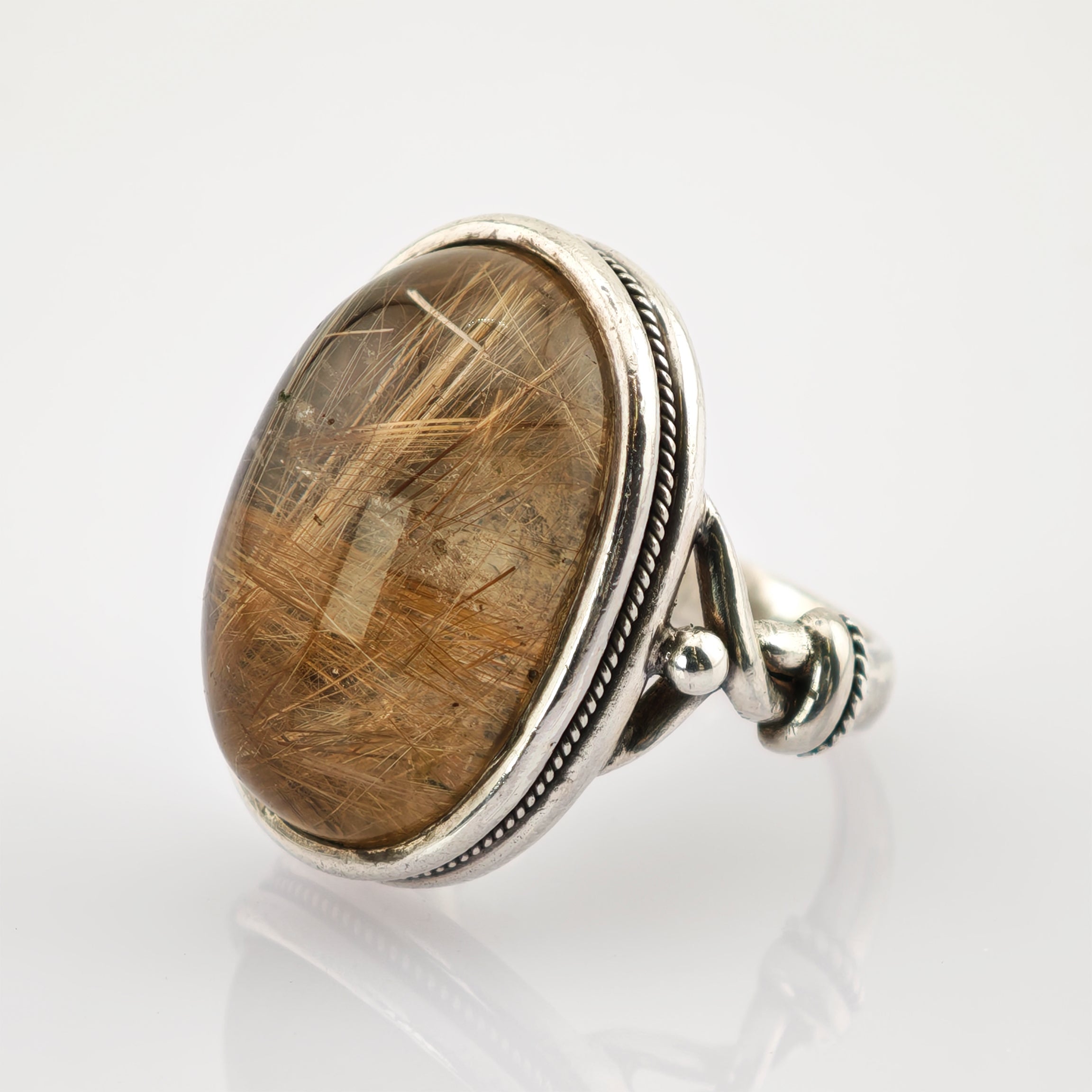Silberring mit ovalem Cabochon-Stein und goldenen Rutilnadeln im verzierbaren Band