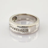 Polierter Silberring mit kleinen funkelnden Diamanten im Vintage-Stil.