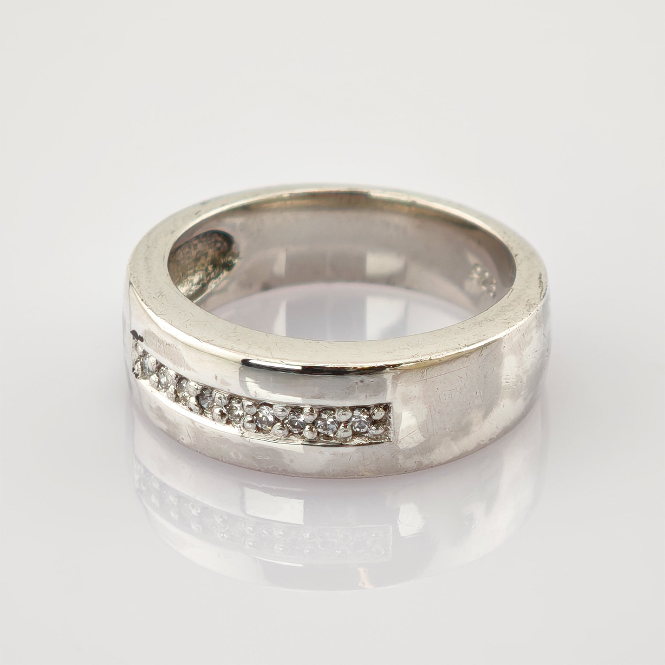 Polierter Silberring mit kleinen funkelnden Diamanten im Vintage-Stil.