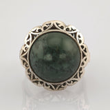Silberring mit großem dunkelgrünem Edelstein und kunstvollem Blumen- und Rankenmuster, Vintage-Schmuck