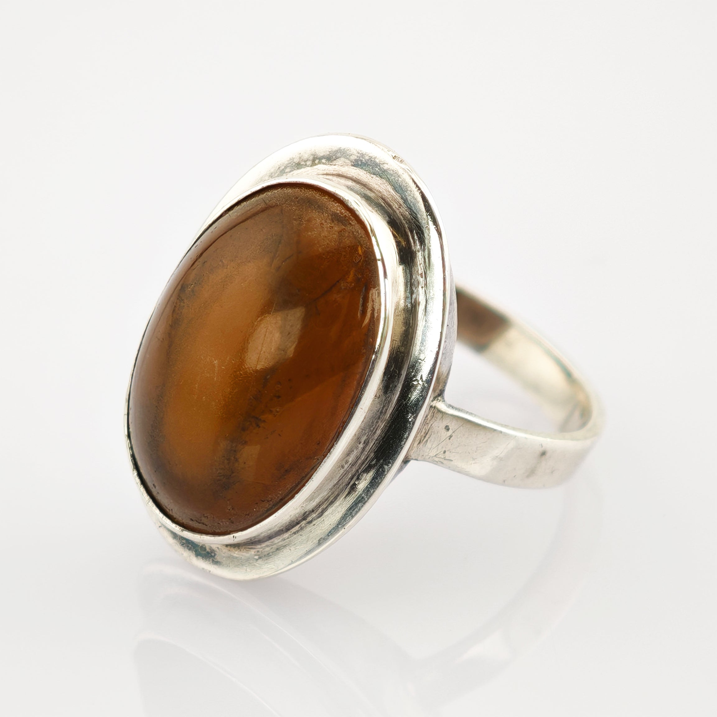 Eleganter Silberring mit großem ovalem bernsteinfarbenem Stein und glatter polierter Oberfläche