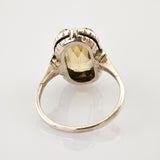 Silberring mit facettiertem gelbem Edelstein und Gravuren am Schmuckfassung