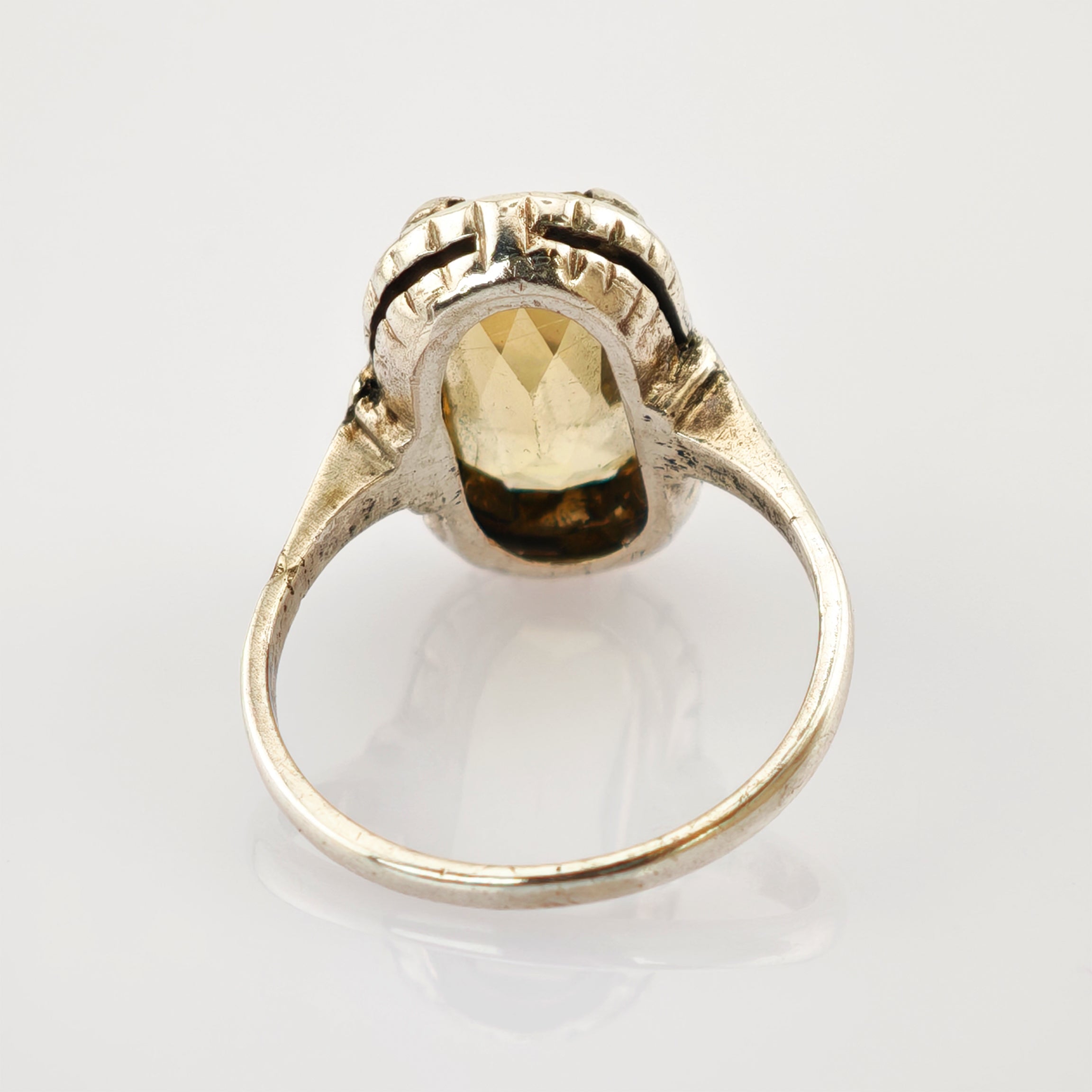 Silberring mit facettiertem gelbem Edelstein und Gravuren am Schmuckfassung