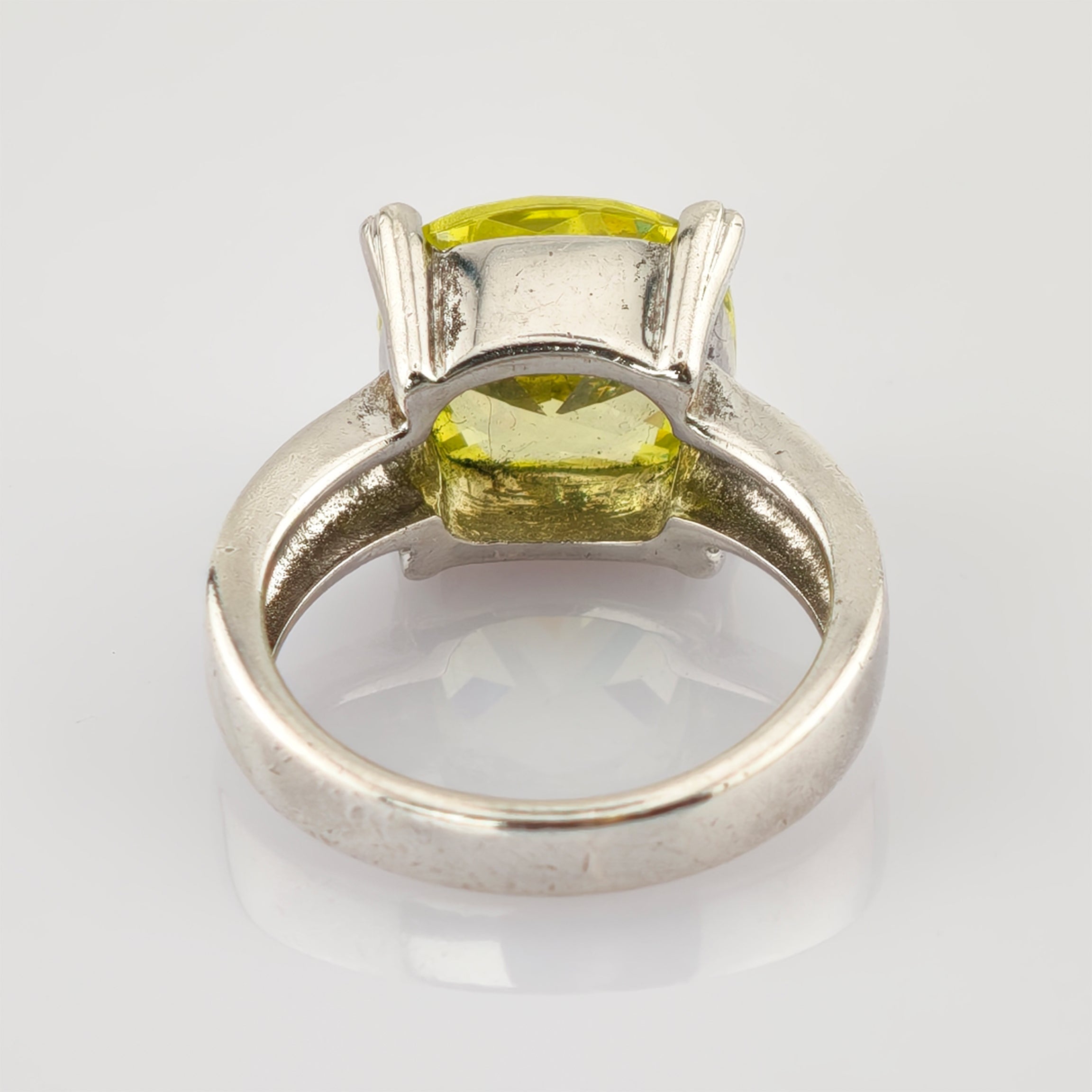 Silberring mit großem facettiertem gelbem Edelstein und 925er Silberstempel