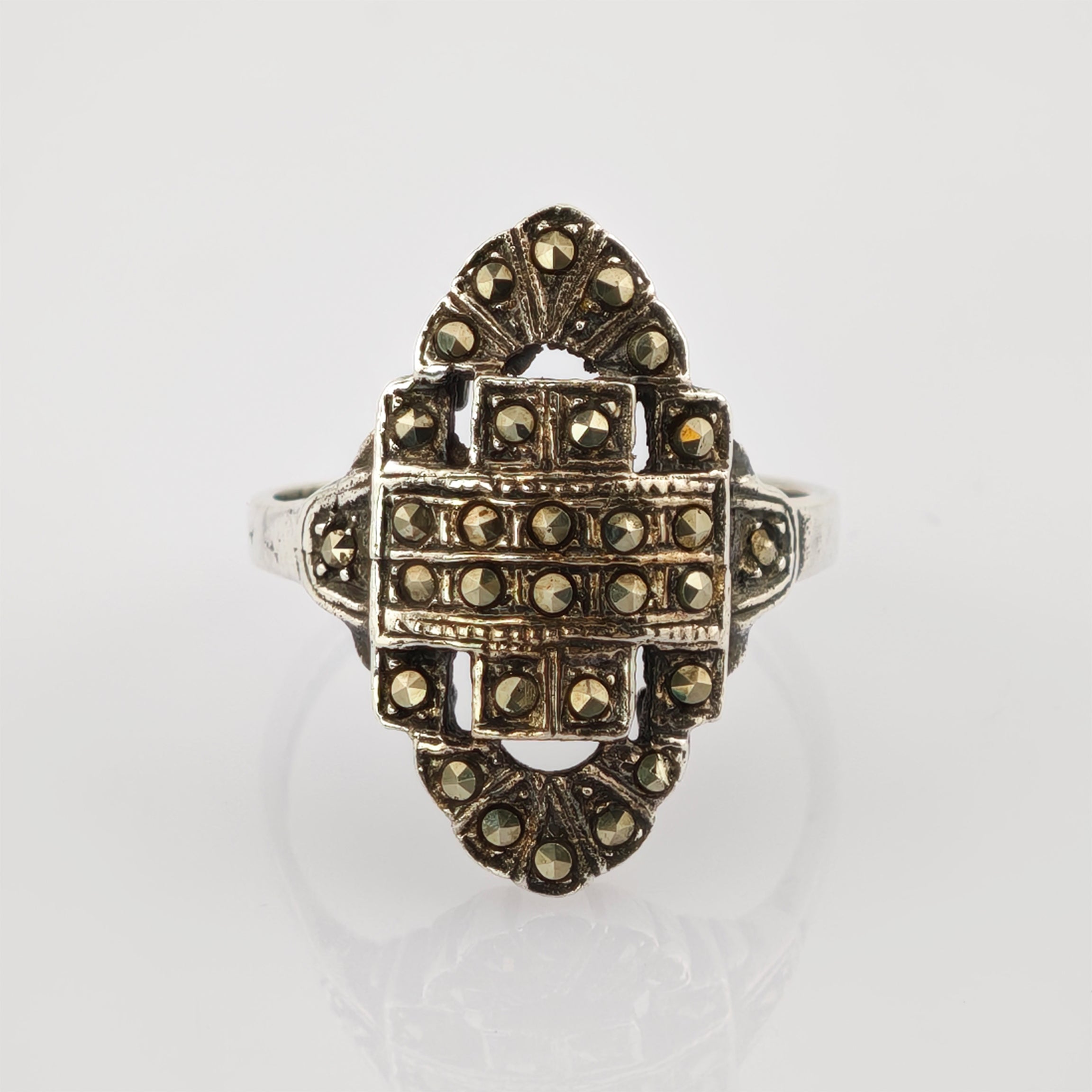 Silberring mit geometrischem Design und facettierten Steinen in symmetrischem Muster