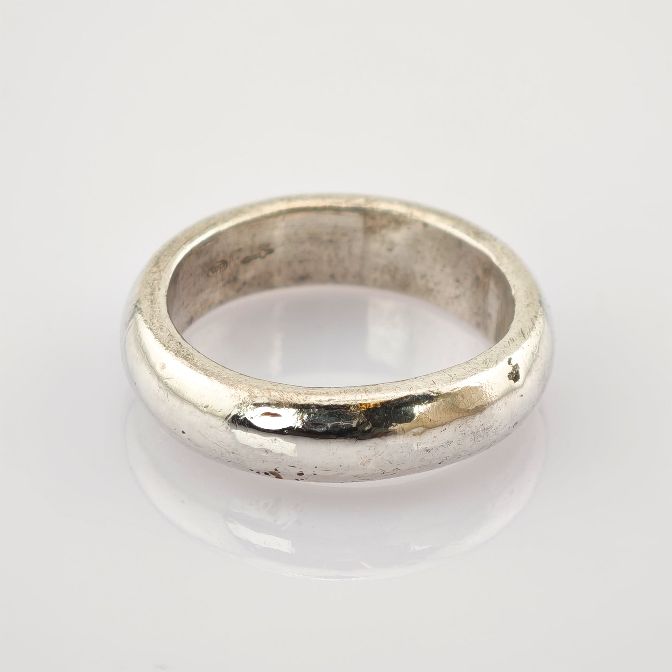 Silberring mit glattem, abgerundetem Band und Kennzeichnung 925 auf weißem Hintergrund