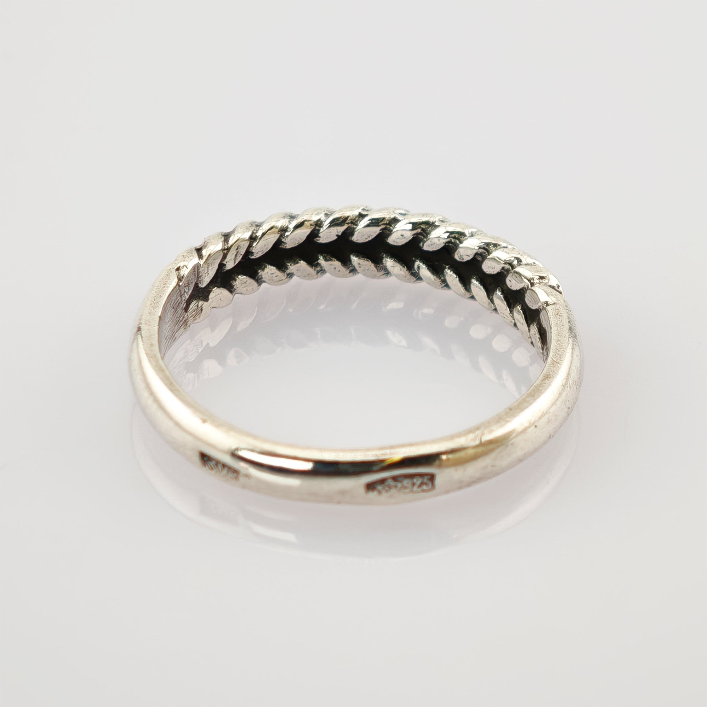 Silberring mit glatter Außenseite und gedrehtem Seildesign innen, gestempelt mit 925 für Silberreinheit