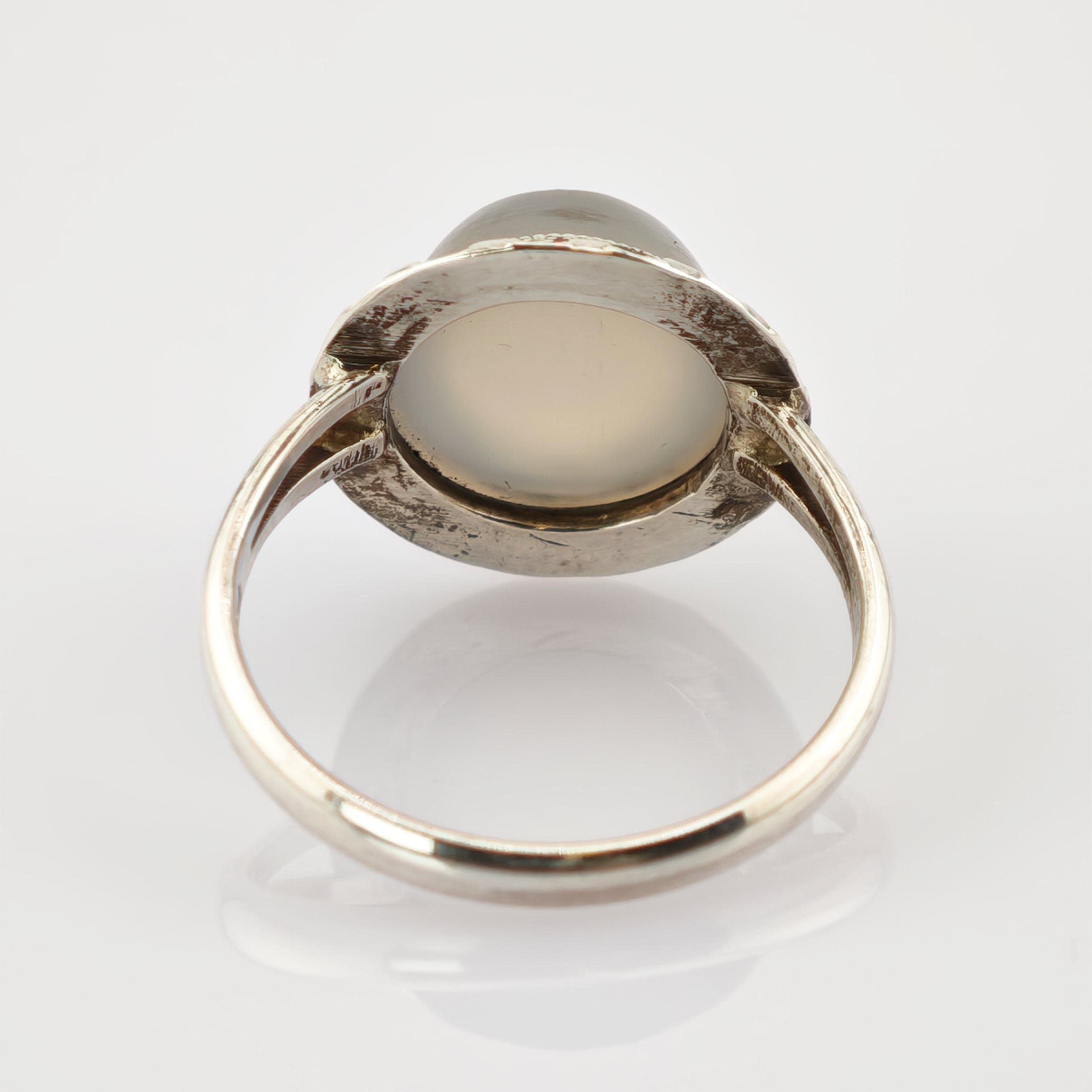 Silberring mit glattem, rundem Fassungsrand und halbtransparentem grauem Stein, unten 925er Sterling-Silber-Stempel sichtbar.
