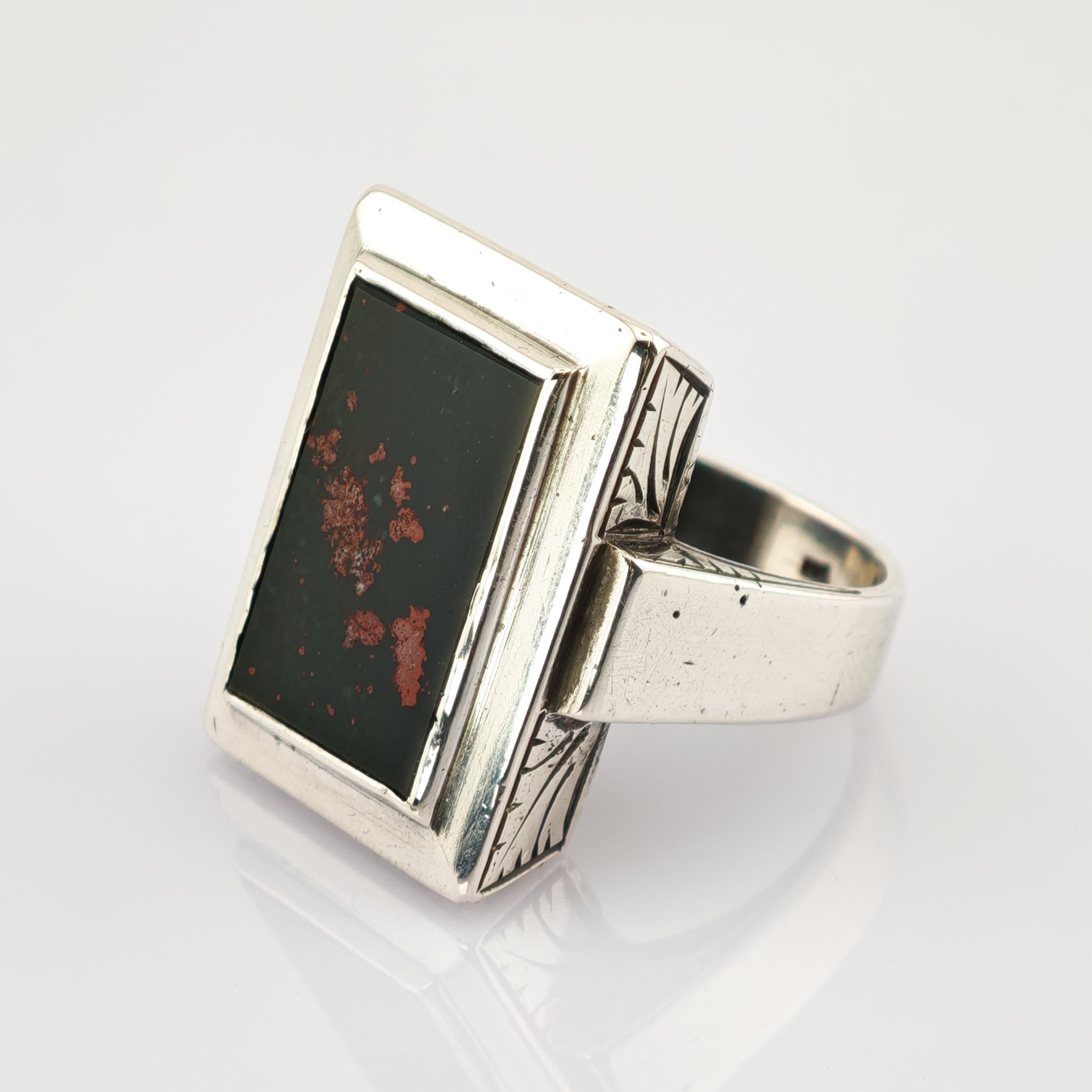 Silberring mit rechteckigem Blutstein, dunkelgrün mit roten Sprenkeln, poliert